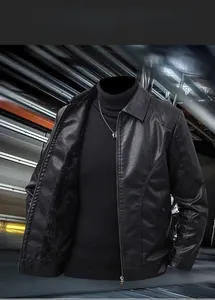 Détail d'une veste en cuir noir pour homme avec doublure polaire chaude et col à revers