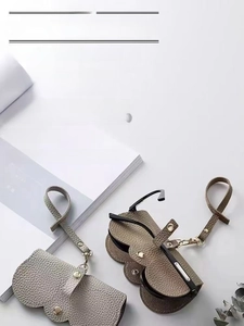 Détail des étuis à lunettes en cuir PU grainé avec fermoirs métalliques et cordons