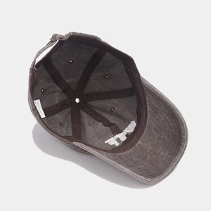 Vue intérieure détaillée de la casquette en coton délavé avec bandeau et boucle en métal