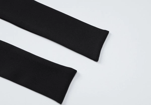 Détail macro d'une ceinture en tissu noir tissé de haute qualité avec texture fine