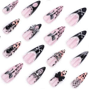 Unghie finte Gothic Y2K con stampa leopardata rosa, fiocchi 3D e croci metalliche nere
