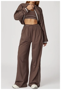 Vue détaillée du survêtement marron pour femme avec bandes latérales et sweat à capuche