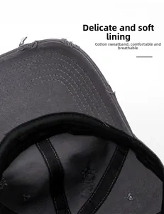Gros plan détaillé de la casquette en jean vieillie avec doublure et bandeau en coton