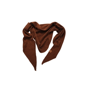 Châle triangulaire marron foncé en maille rétro avec étiquette en cuir élégante