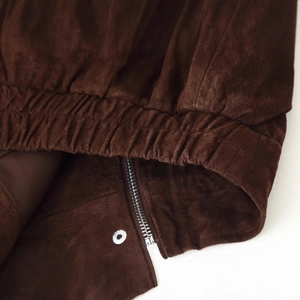 Dunkelbraune Wildlederjacke mit elastischem Saum und silbernem Metallreißverschluss