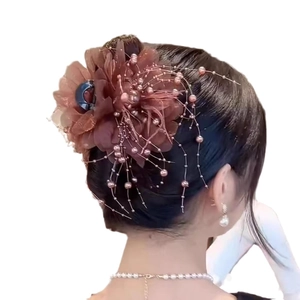 Pince à cheveux florale élégante avec perles et glands portée par un mannequin