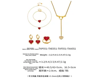 Vue détaillée d'un ensemble de bijoux en acier doré avec cœur émaillé rouge et zircons