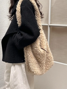 Beige faux shearling tote bag for women, large capacity shoulder bag for autumn and winter