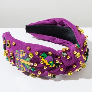 Détail d'un serre-tête violet de Mardi Gras avec perles, strass et breloques de couronne