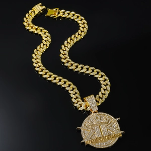 Collier chaîne cubaine dorée avec pendentif King of Kings serti de cristaux étincelants