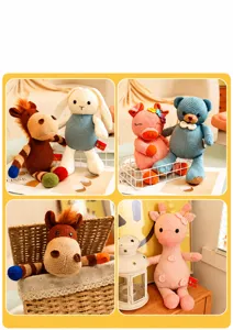 Détails de peluches tricotées incluant lapin et girafe avec des textures douces