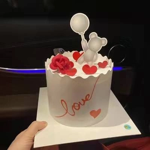 Ensemble de topper de gâteau de Saint-Valentin avec ballon d'ours blanc, rose rouge et cœurs.