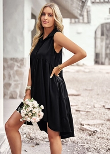 Robe noire trapèze sans manches avec ourlet asymétrique dans un cadre extérieur naturel