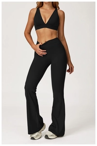 Détail du pantalon de yoga évasé à taille haute et brassière de sport en tissu noir brossé