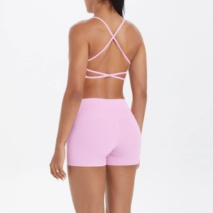 Détail du soutien-gorge de sport rose clair à dos croisé et short de yoga respirant