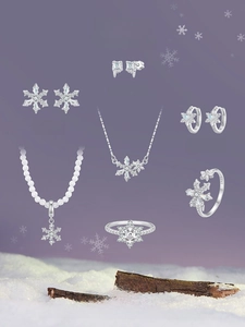 Kollektion von Schneeflocken-Schmuck aus S925 Silber auf winterlichen Hintergrund-Requisiten