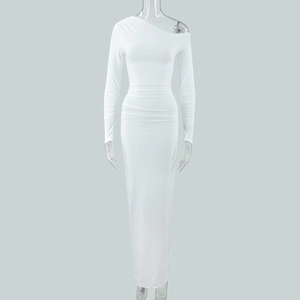 Détail de la robe moulante blanche à une épaule avec des fronces élégantes et une coupe ajustée