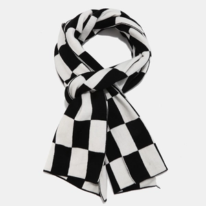 Gros plan d'une écharpe en maille à damier noir et blanc avec une texture douce et chaude