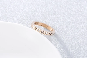 Vue macro de la bague en or rose à chiffres romains avec cristaux incrustés et ajourages
