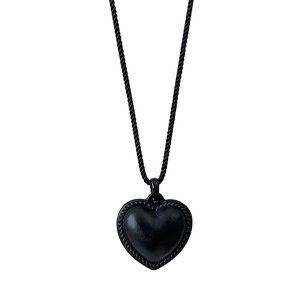 Collier avec pendentif cœur noir, détails tressés et chaîne corde torsadée élégante
