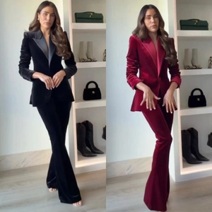 Comparaison de tailleurs en velours noir et bordeaux avec pantalon évasé élégant