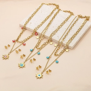 Détail de parures de bijoux œil protecteur avec pendentifs étoiles en or poli