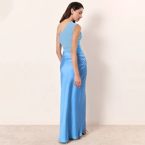 Robe longue en satin bleu clair à une épaule, coupe ajustée avec détails froncés