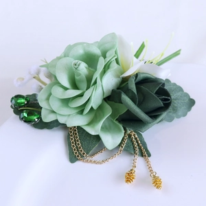 Corsage de rose en tissu vert fait main avec glands dorés pour les invités de mariage