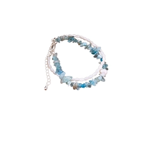 Zweilagiges Armband mit hellblauen geometrischen Steinen und weißen Süßwasserperlen