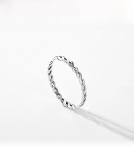 Detailansicht der S925 Sterling Silber Flechtstruktur auf einem minimalistischen Ring