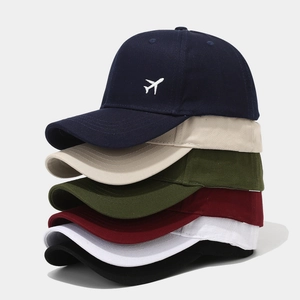 Détail de casquettes de baseball en sergé de coton avec broderie avion en six couleurs assorties