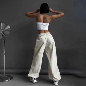 Dettaglio del retro e del drappeggio dritto dei pantaloni cargo retrò a vita alta da donna