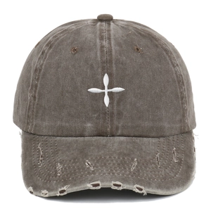 Casquette de baseball délavée vintage avec broderie croix et détails de bord usés.