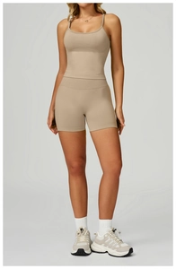 Détail de l'ensemble de yoga beige sans couture avec crop top et short taille haute