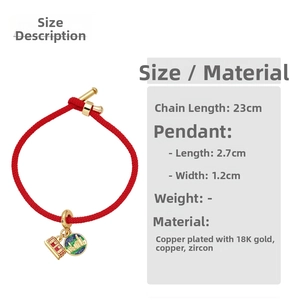 Dettaglio del bracciale rosso intrecciato con ciondoli placcati oro 18K e misura 23cm