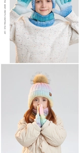 Detail der Strickgarnitur für Kinder mit Farbverlauf, Bommel und warmem Innenfutter