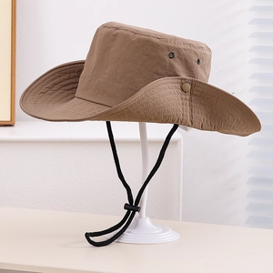 Détail d'un chapeau de soleil marron foncé avec cordon réglable et œillets d'aération