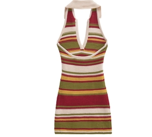 Dettaglio della trama in maglia a righe multicolore su un abito a lupetto