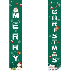 Dettaglio degli striscioni natalizi verdi Merry Christmas con decorazioni festive a tema