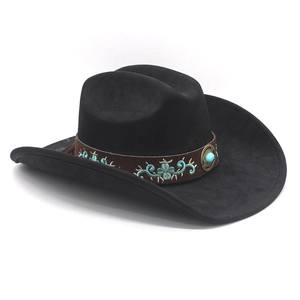Détail du chapeau en daim noir avec bande brodée et perle de turquoise élégante