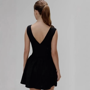 Mini-robe noire sans manches avec col en V, dos nu élégant et détails brodés ajourés
