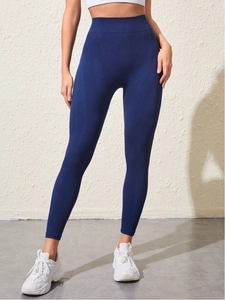 Détail du legging de yoga bleu marine sans couture avec taille haute et texture nervurée