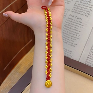 Handgefertigtes rotes Kordelarmband mit goldfarbenen Facettenperlen und rundem Anhänger