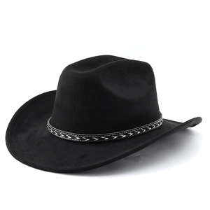 Dettaglio del cappello da cowboy nero scamosciato con fascia decorativa intrecciata