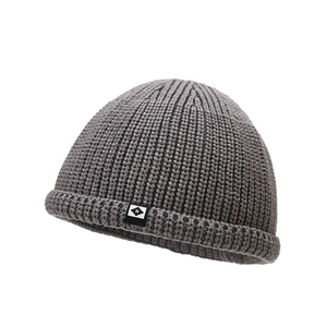 Bonnet en grosse maille gris foncé avec revers et étiquette logo 'N' latérale pour unisexe