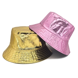 Chapeaux bob réversibles dorés et roses avec détails de surpiqûres et style streetwear