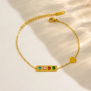 Bracelet en acier inoxydable doré 14K avec zircons colorés et breloque coeur en gros plan