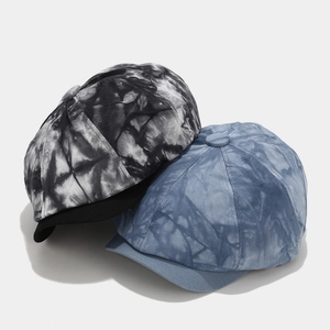 Retro Batik-Baskenmützen in Schwarz und Blau mit klassischer Baumwollstruktur