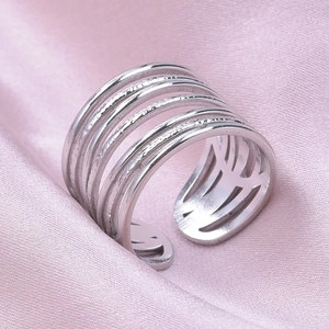 Gros plan détaillé sur une bague géométrique multicouche avec texture argentée martelée