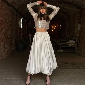 Chique crop-top met lovertjes en witte satijnen lantaarnrok in een vintage gang
